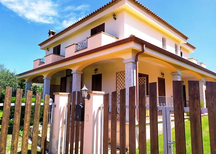 STELLA DORADA BEDROOMS a 5 minuti dal mare, con clima, balcone, frigo, zanzariere e TV