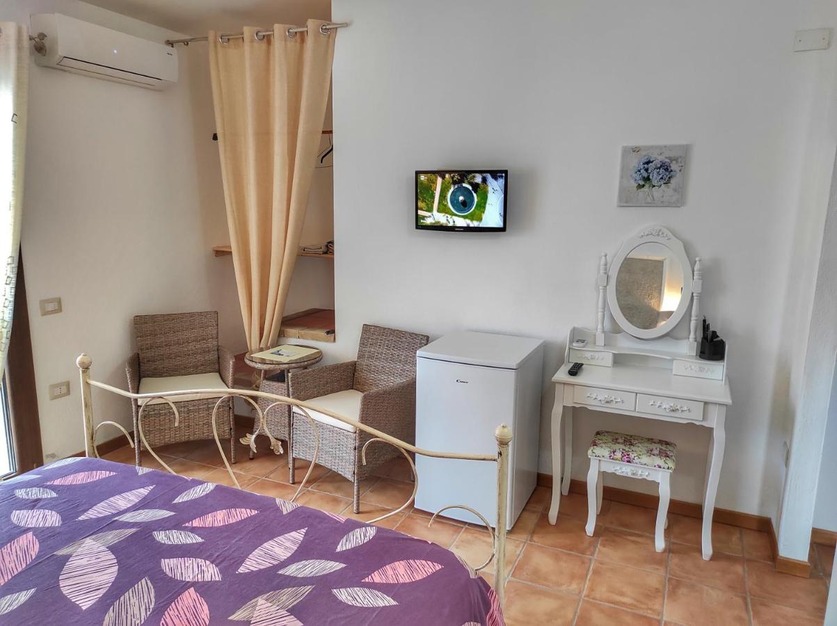 STELLA DORADA BEDROOMS a 5 minuti dal mare, con clima, balcone, frigo, zanzariere e TV