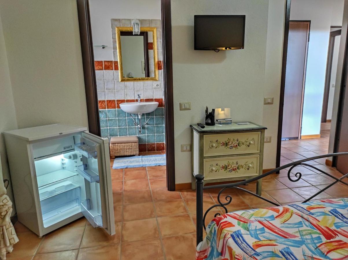 STELLA DORADA BEDROOMS a 5 minuti dal mare, con clima, balcone, frigo, zanzariere e TV * Olia Speciosa