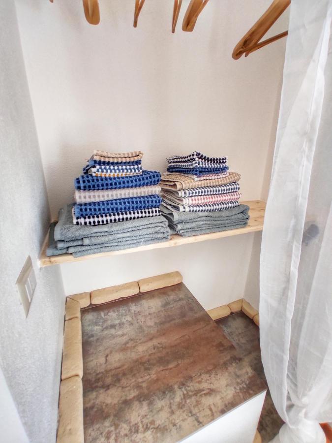 STELLA DORADA BEDROOMS a 5 minuti dal mare, con clima, balcone, frigo, zanzariere e TV